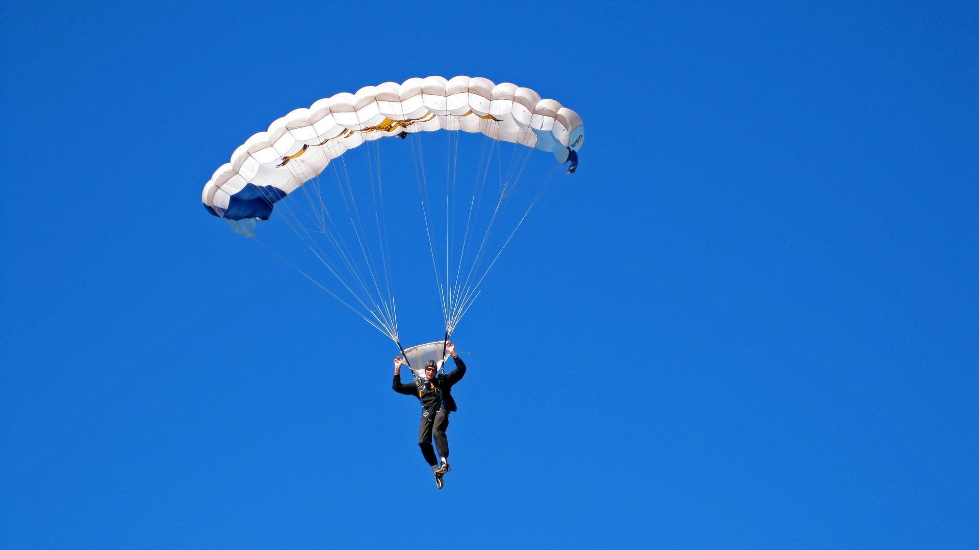 男子400混德国后程追击引掌声，德国女子400米运动员