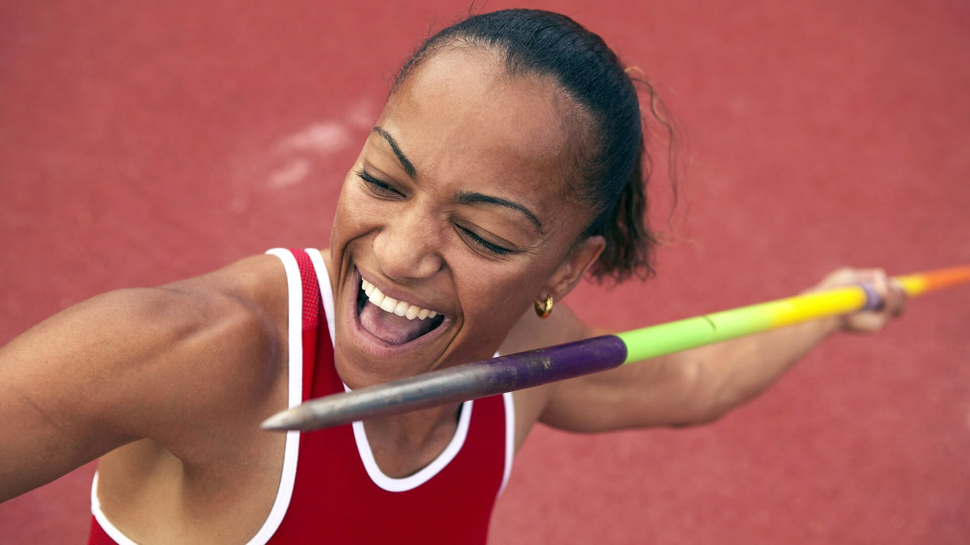 自由式滑雪选手动作难度不断升级，自由式滑雪雪上技巧被列为比赛项目