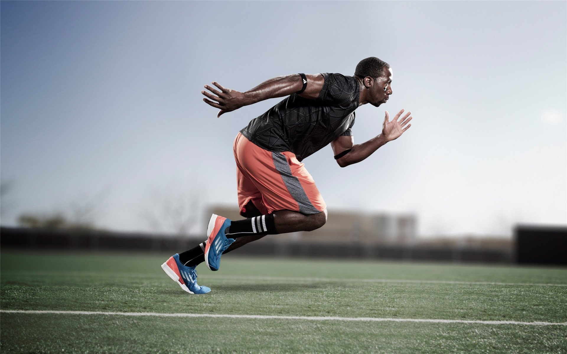 轻艇马拉松鸣枪，选手湖中竞风流，赛艇马拉松